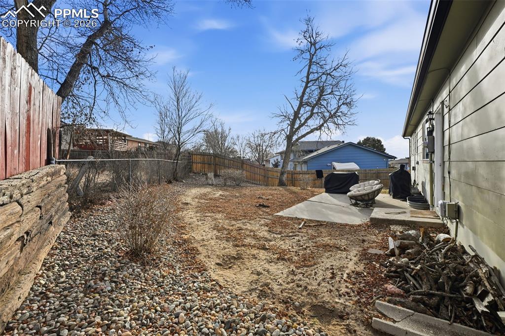 Image 25 of 32: Yard