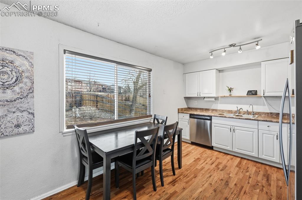 Image 5 of 32: Kitchen