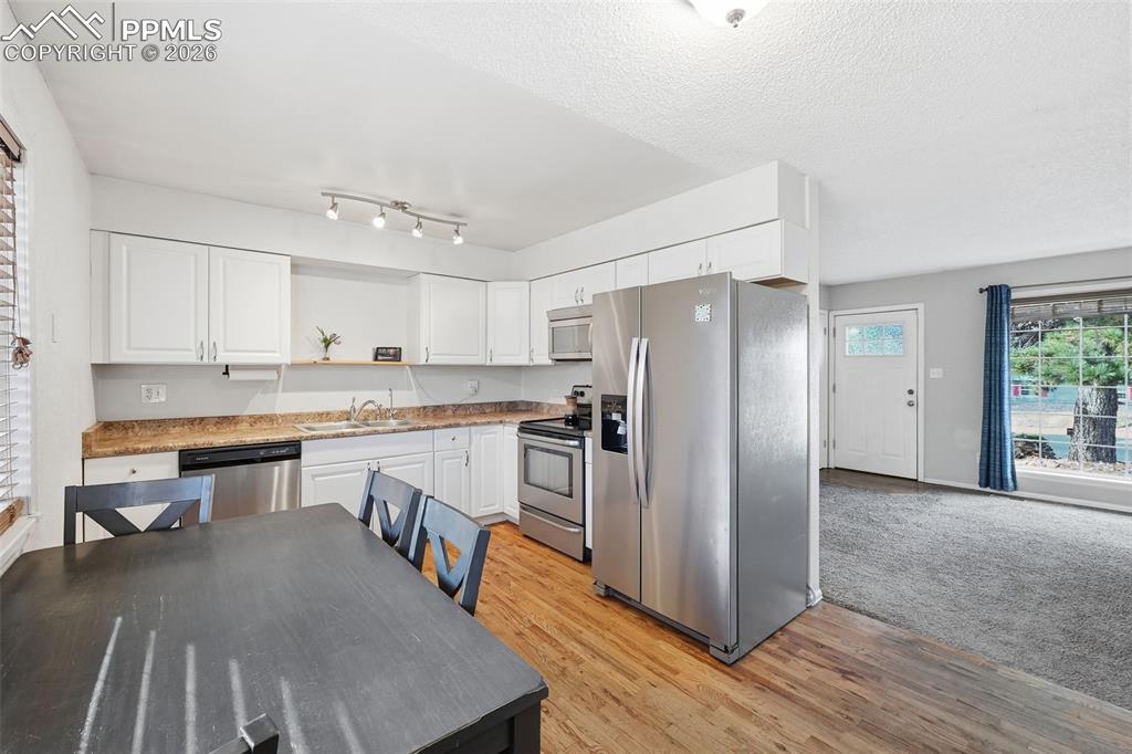 Image 6 of 32: Kitchen