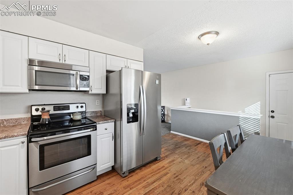 Image 8 of 32: Kitchen