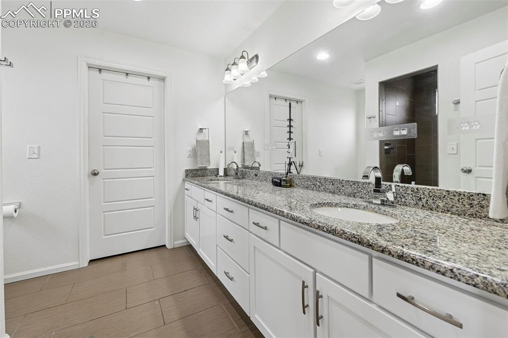 Image 14 of 29: Bathroom