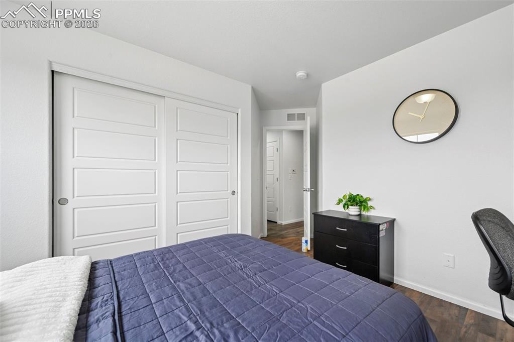 Image 17 of 29: Bedroom