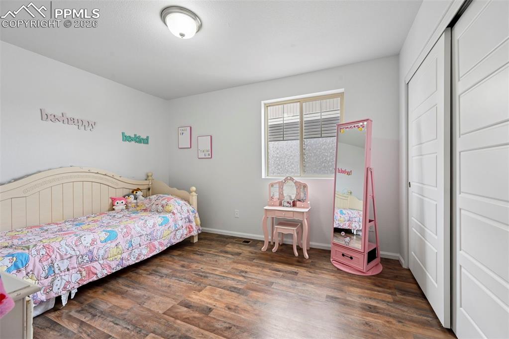 Image 18 of 29: Bedroom