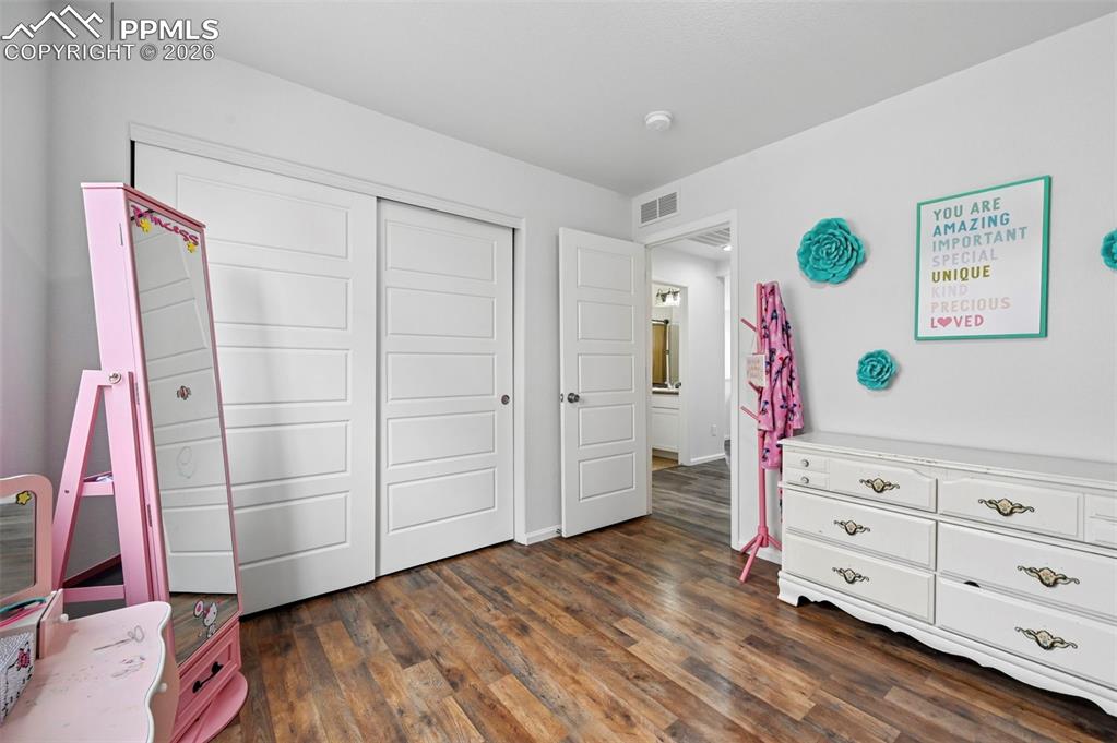 Image 19 of 29: Bedroom