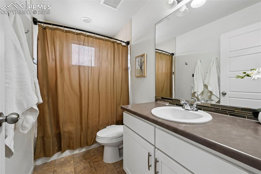 Image 20 of 29: Bathroom