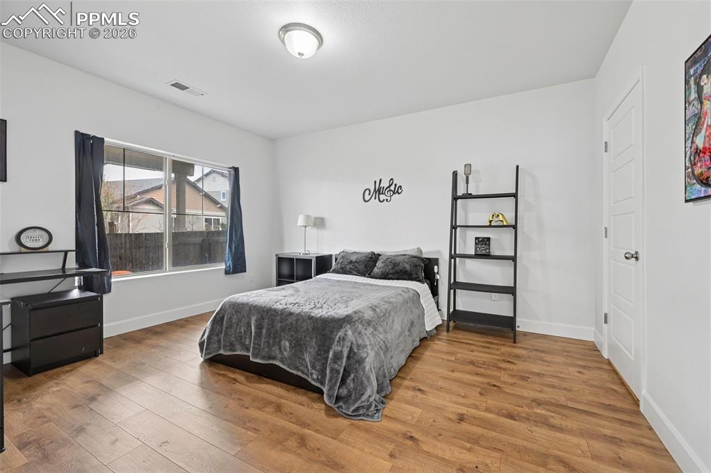 Image 21 of 29: Bedroom