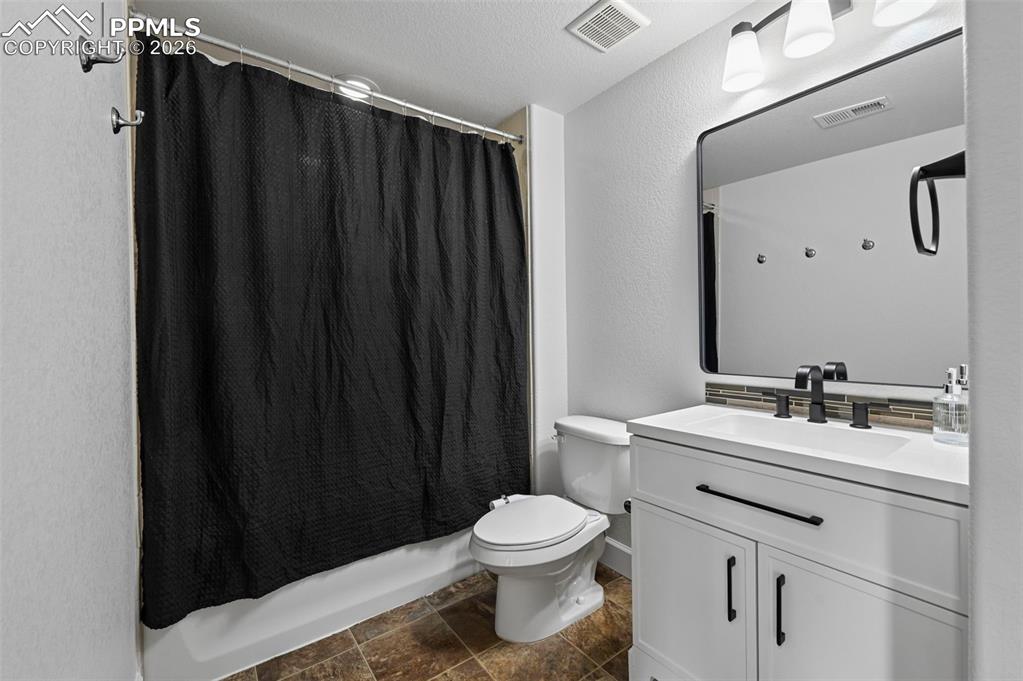 Image 22 of 29: Bathroom