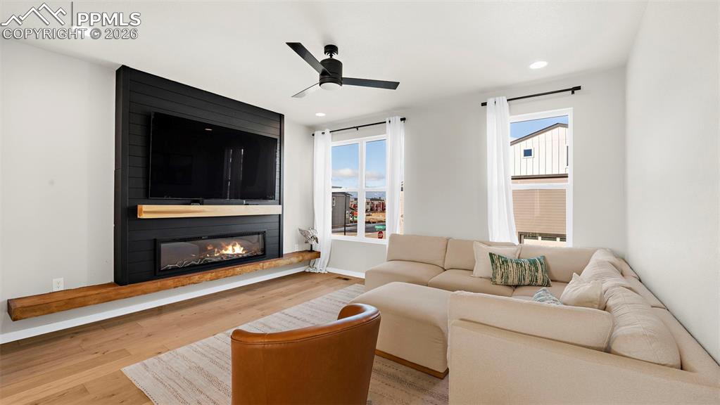 Image 14 of 36: Living Room