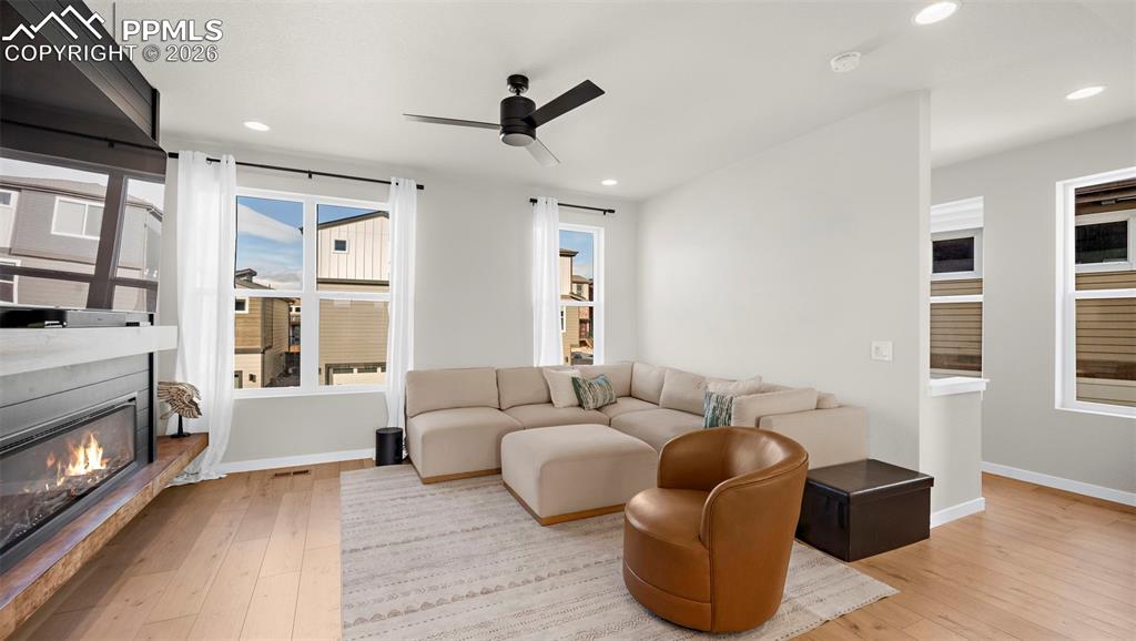 Image 15 of 36: Living Room