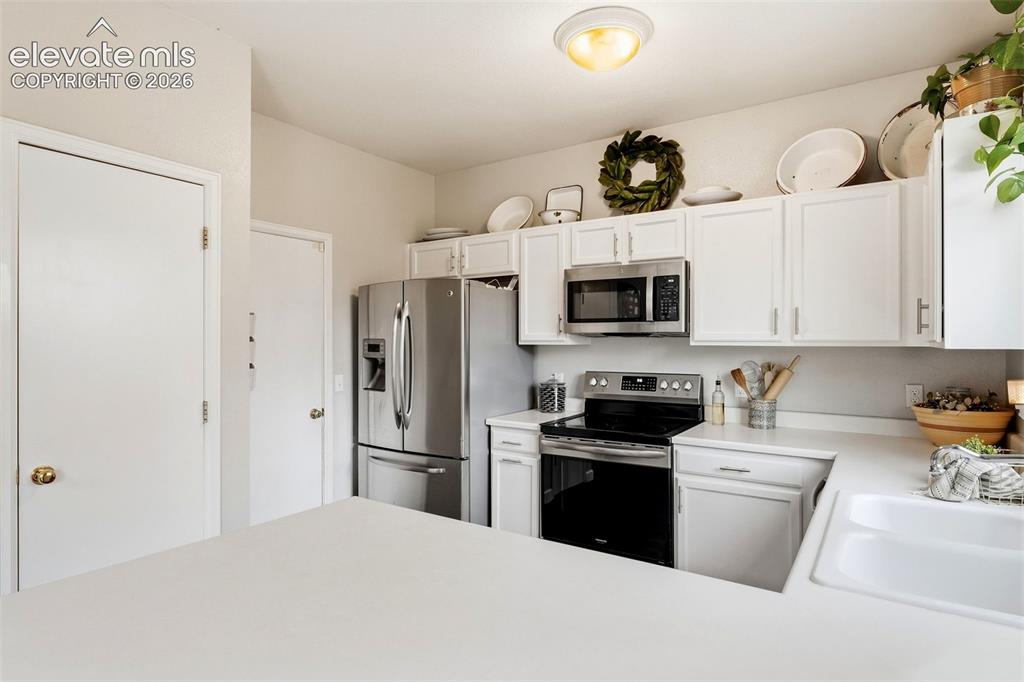 Image 14 of 41: Kitchen