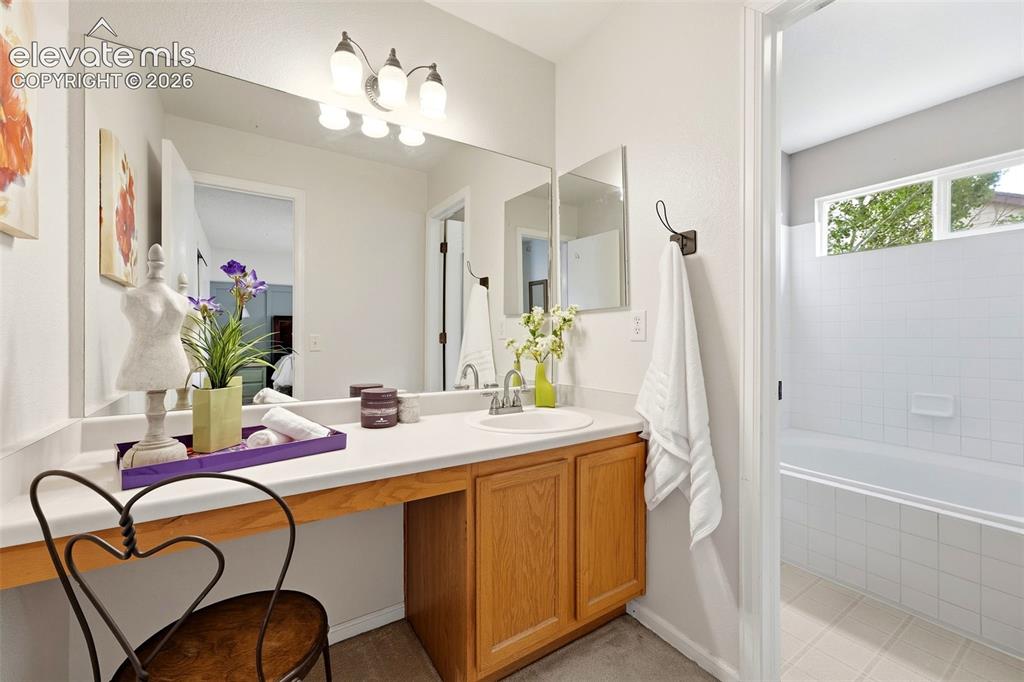 Image 23 of 41: Bathroom