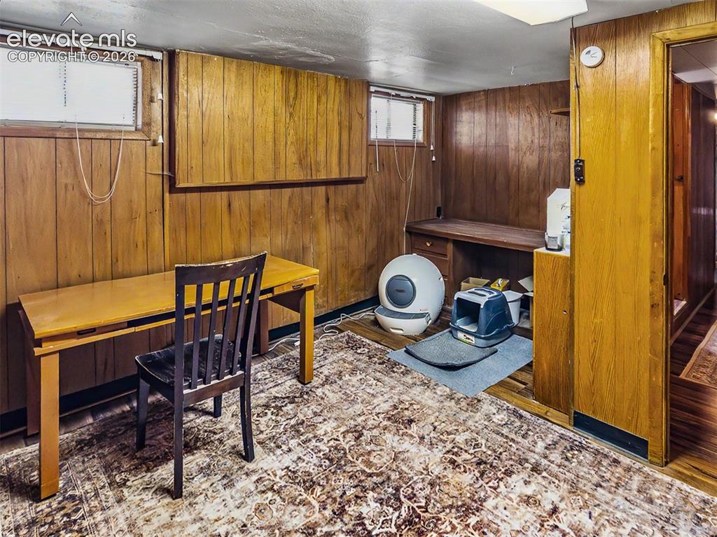 Image 14 of 27: Hobby Room