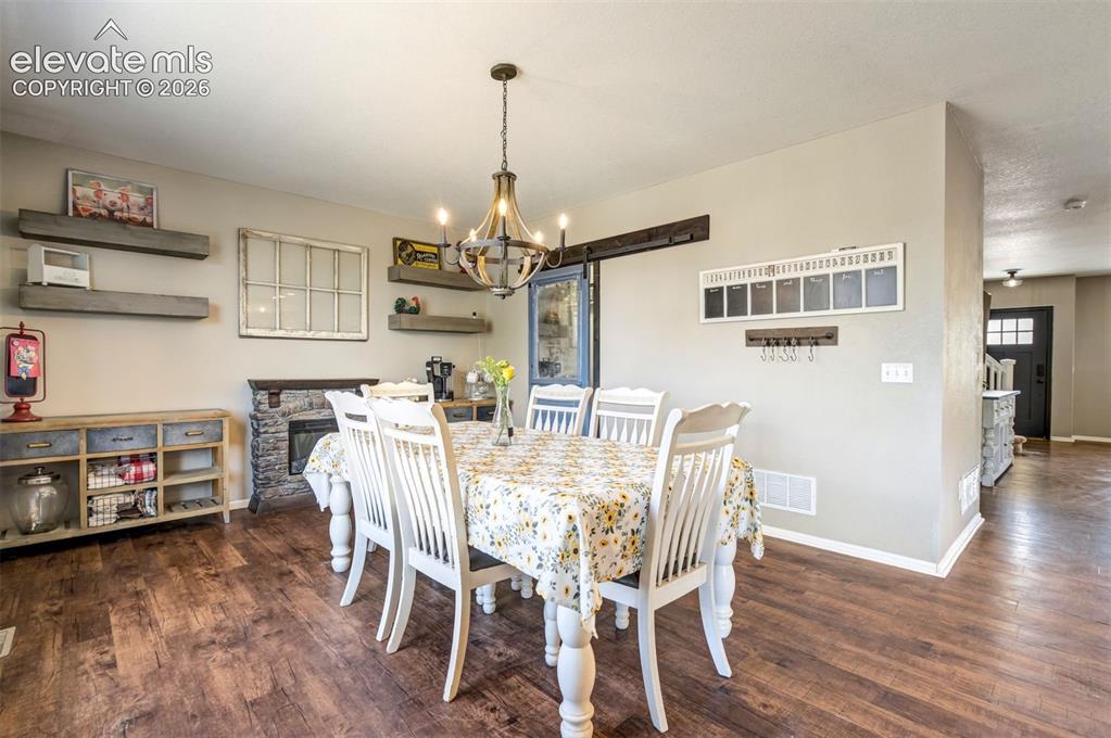 Image 14 of 48: Dining Area
