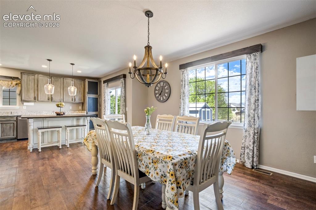 Image 16 of 48: Dining Area