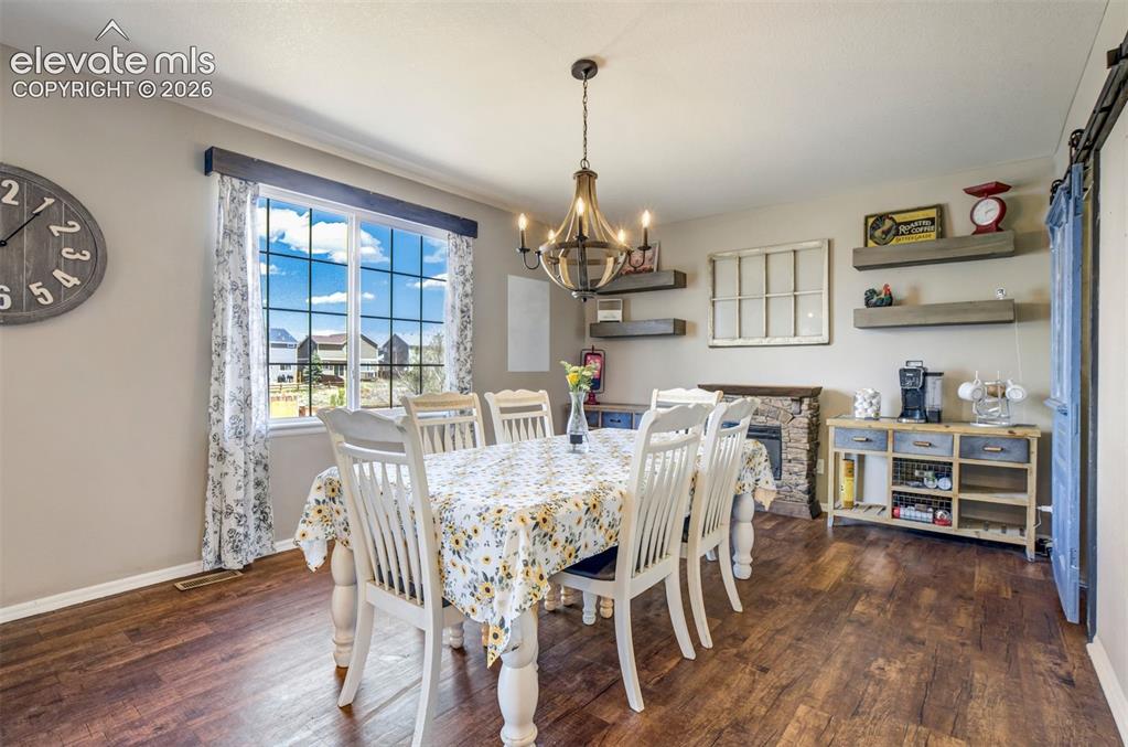 Image 17 of 48: Dining Area