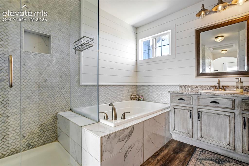 Image 24 of 48: Attached Bathroom - 5 piece EnSuite