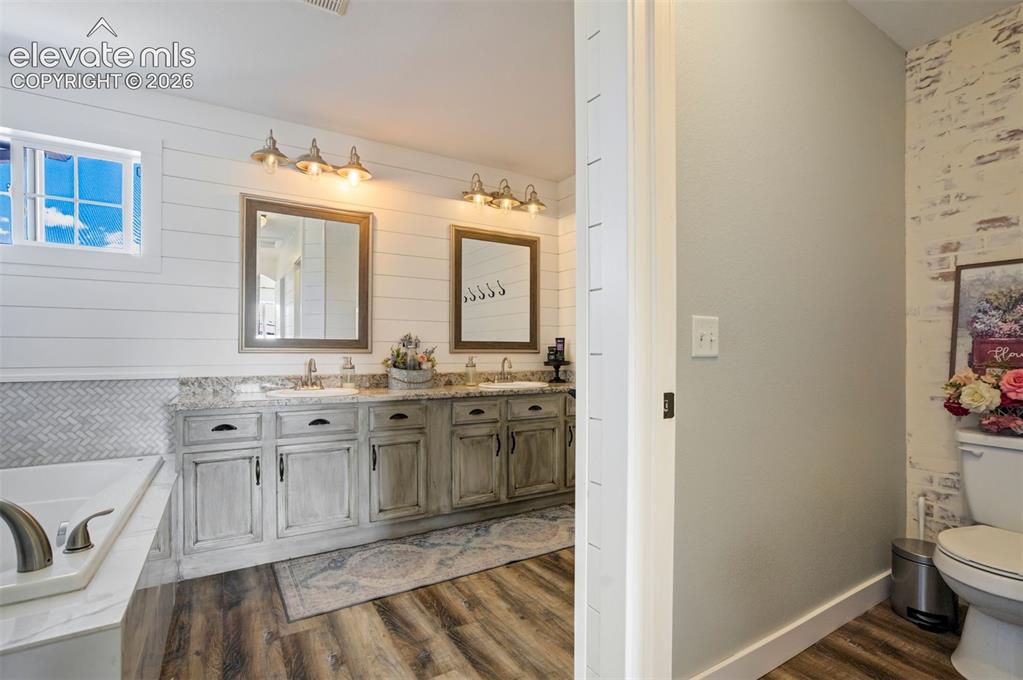 Image 25 of 48: Attached Bathroom - 5 piece EnSuite