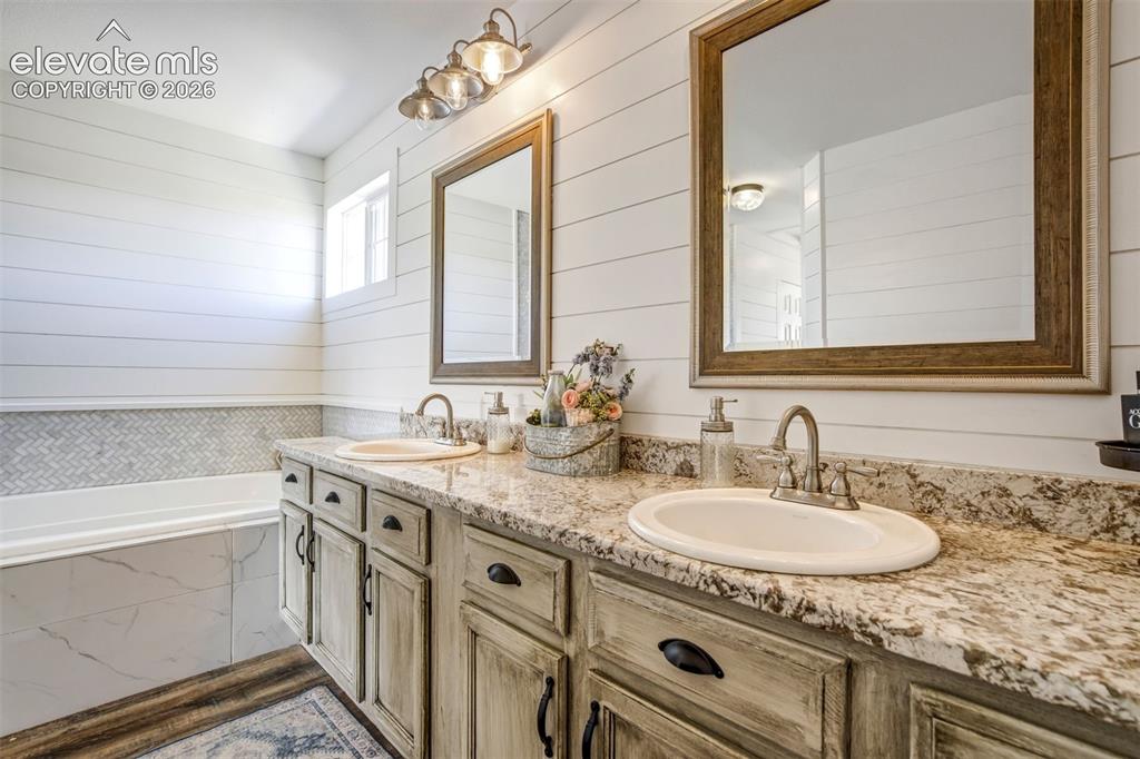 Image 26 of 48: Attached Bathroom - 5 piece EnSuite