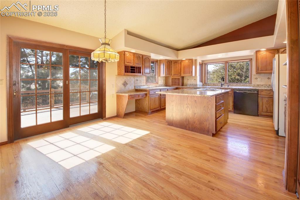 Image 11 of 50: Dining Area