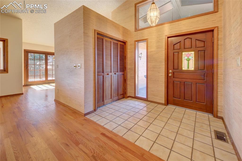 Image 13 of 50: Entry