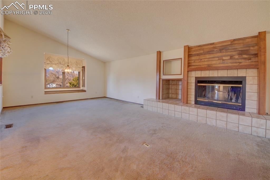 Image 14 of 50: Living Room