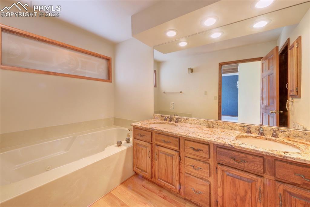 Image 21 of 50: Bathroom