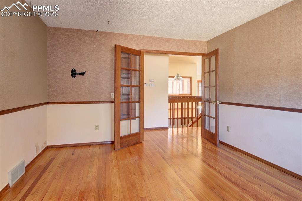 Image 22 of 50: Office