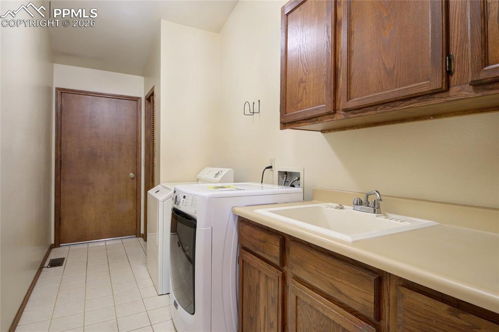 Image 23 of 50: Laundry