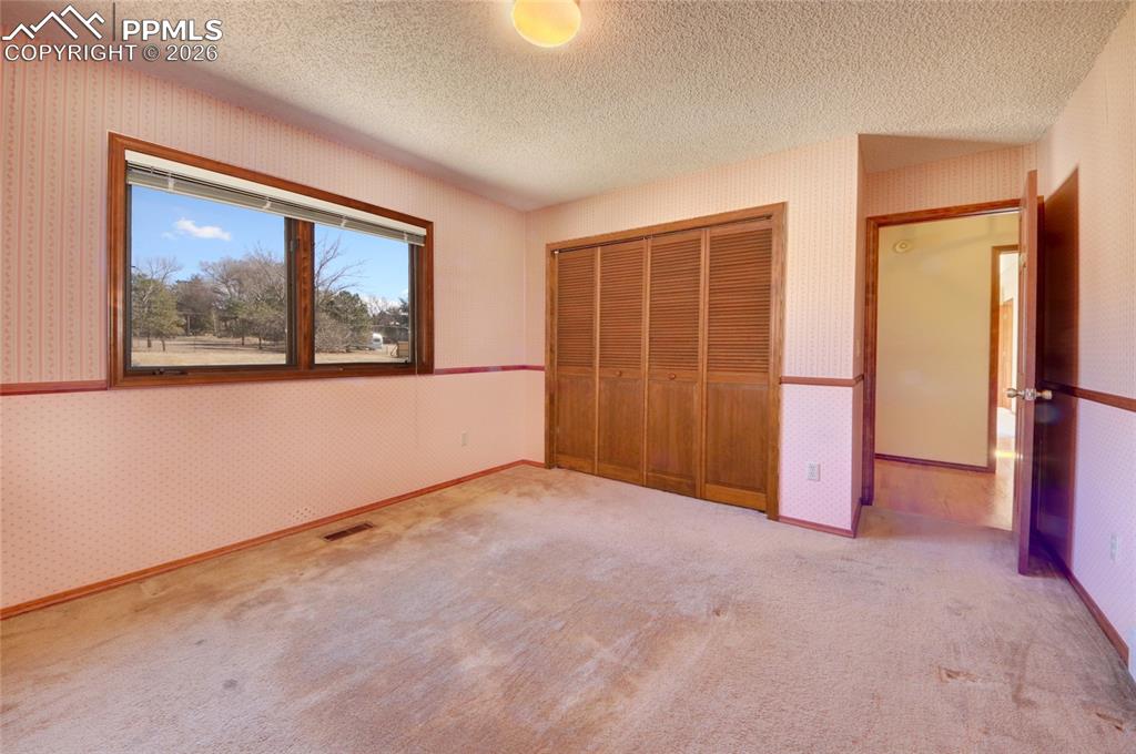 Image 27 of 50: Bedroom