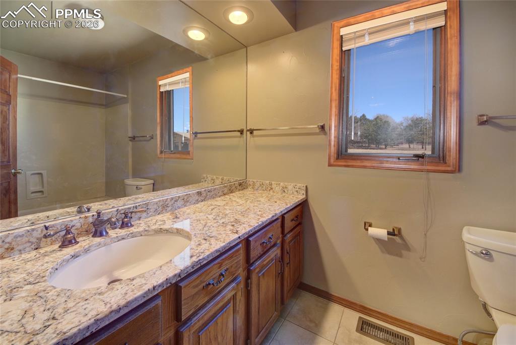 Image 28 of 50: Bathroom