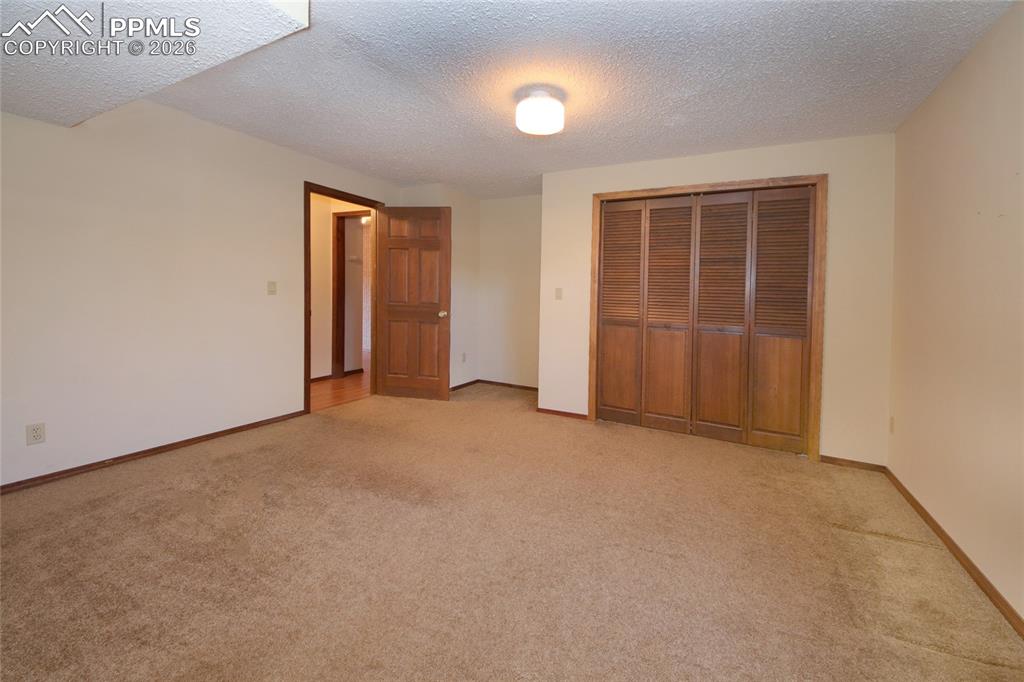 Image 29 of 50: Bedroom