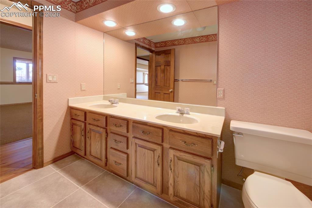 Image 33 of 50: Bathroom