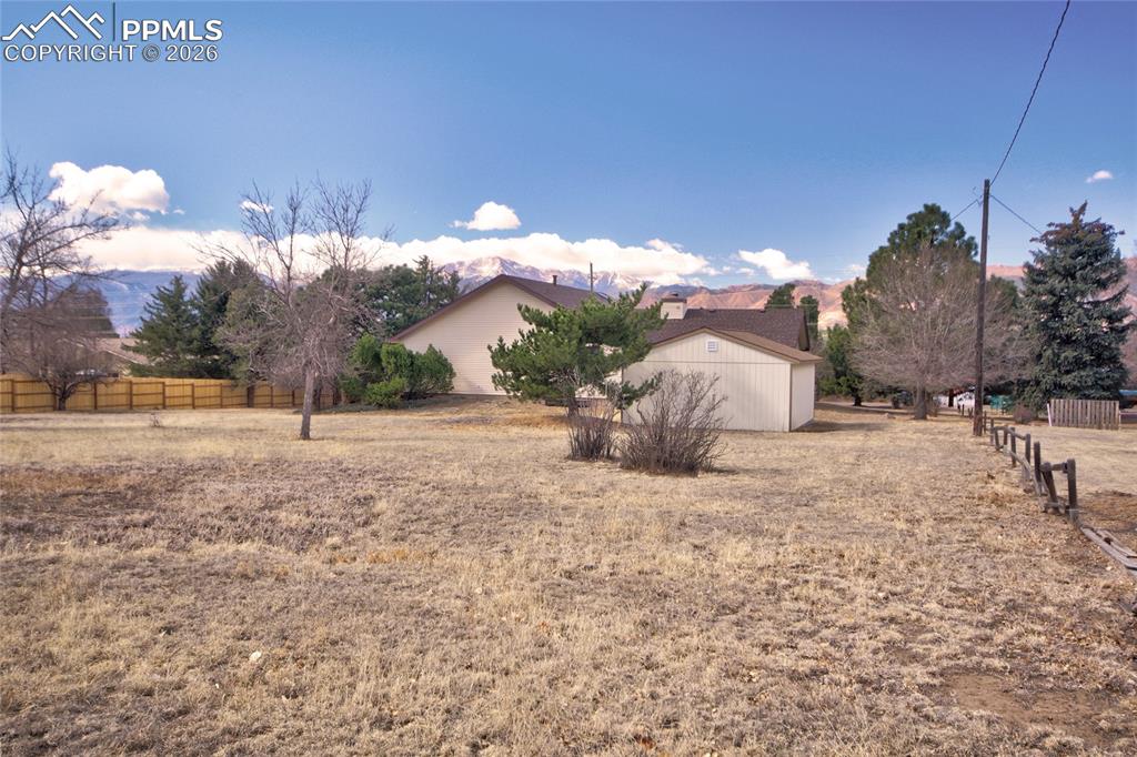 Image 39 of 50: Yard