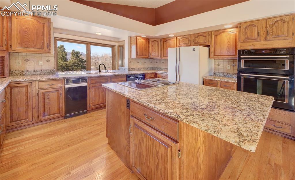 Image 4 of 50: Kitchen