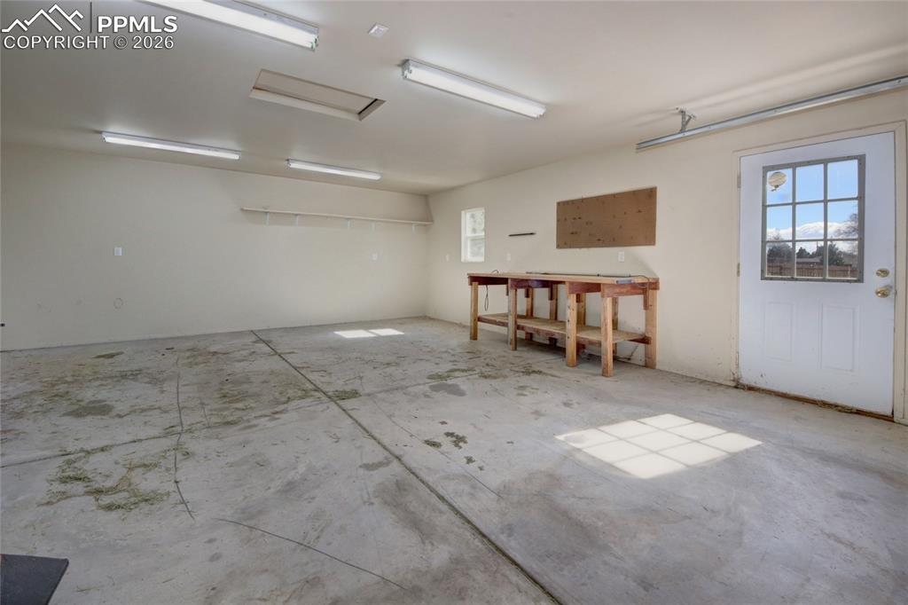 Image 42 of 50: Garage