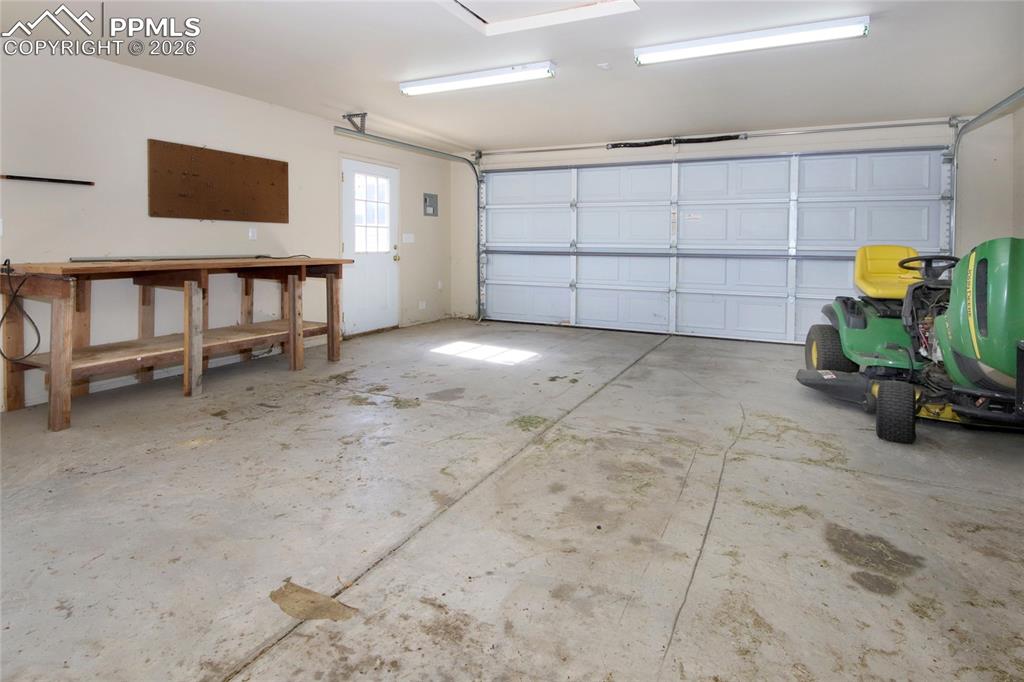 Image 43 of 50: Garage