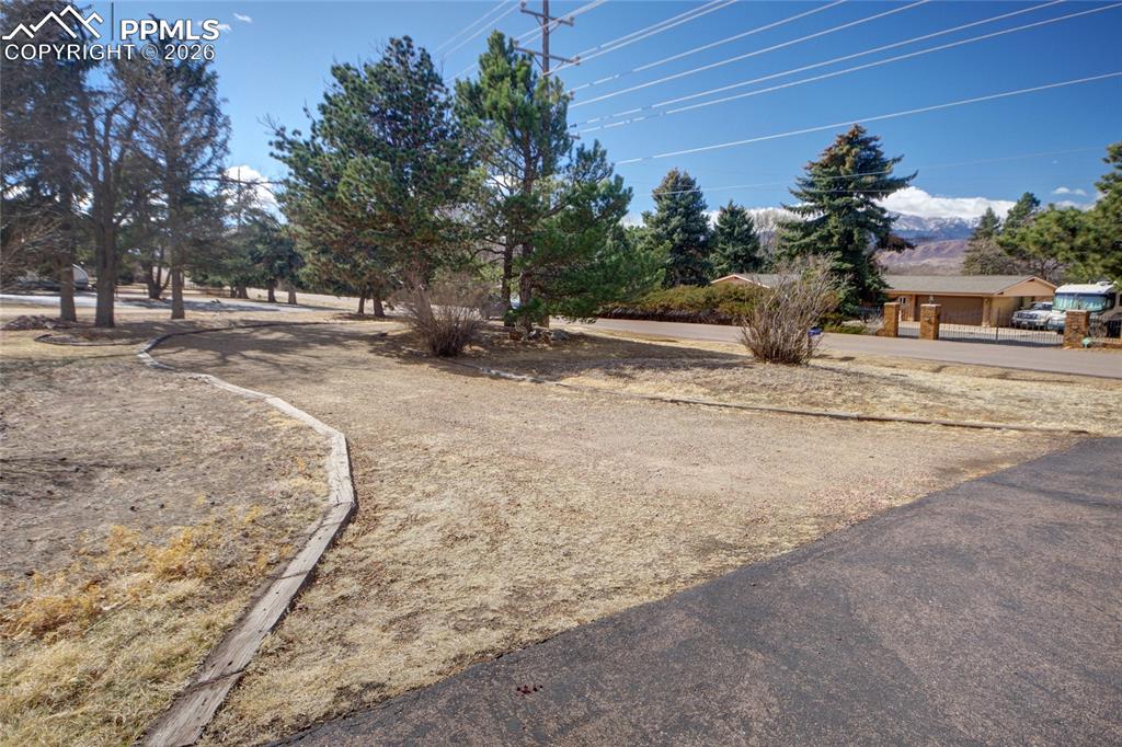 Image 44 of 50: Yard