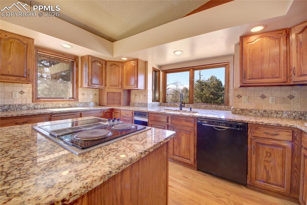 Image 5 of 50: Kitchen