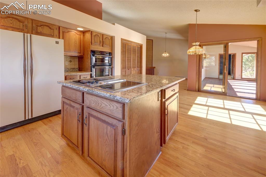 Image 6 of 50: Kitchen