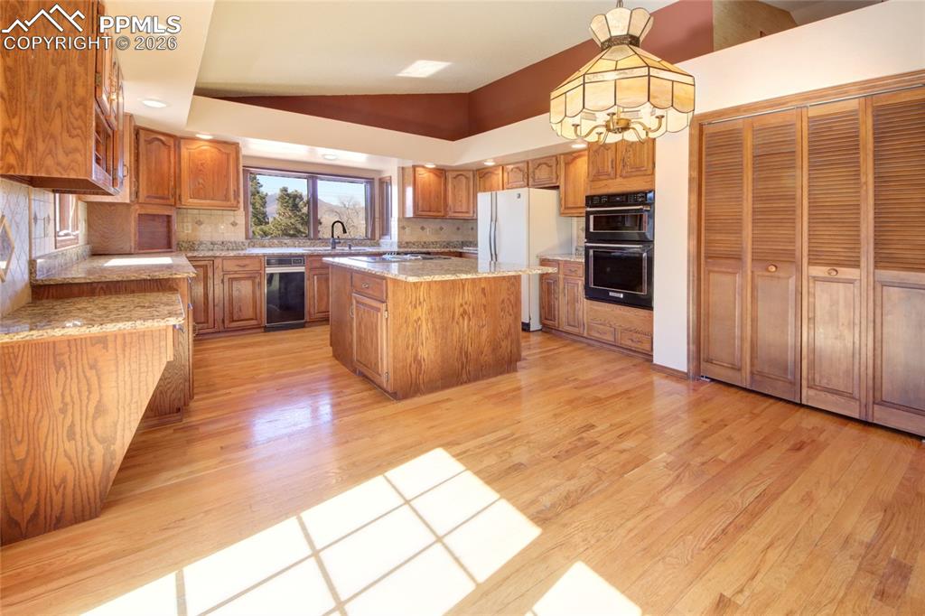 Image 7 of 50: Kitchen