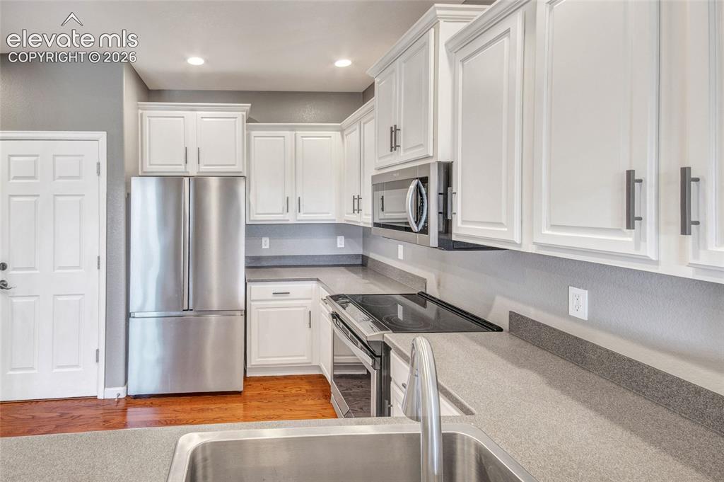 Image 11 of 30: Kitchen