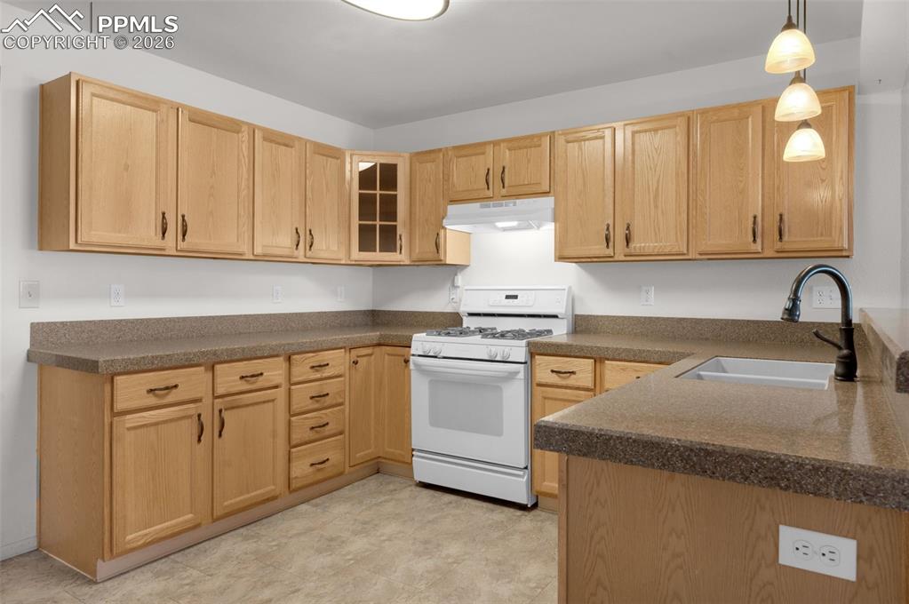 Image 16 of 50: Living Room