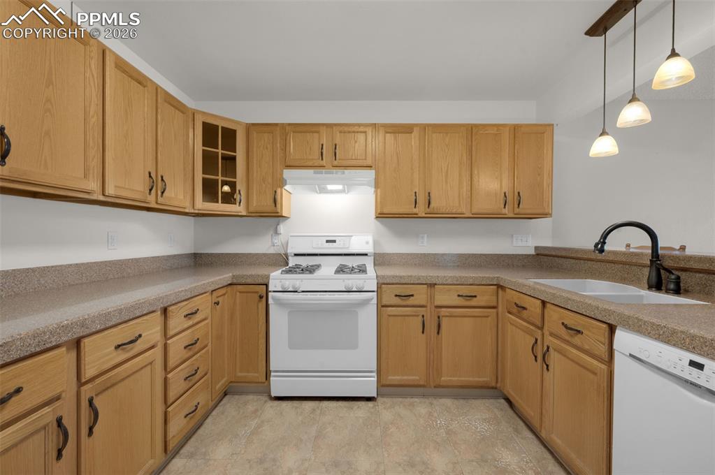 Image 17 of 50: Kitchen