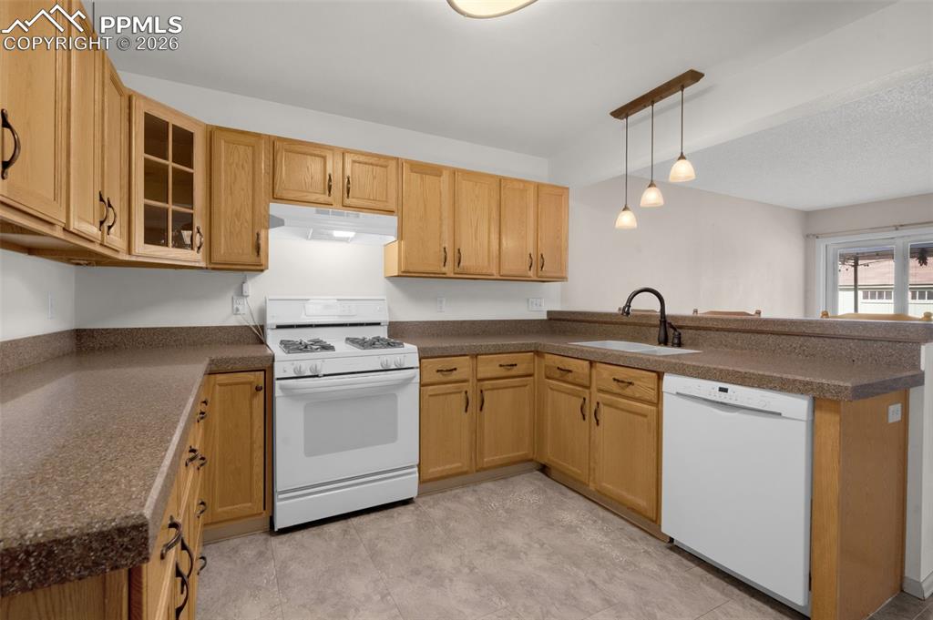 Image 18 of 50: Living Room