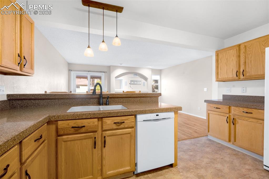 Image 19 of 50: Kitchen