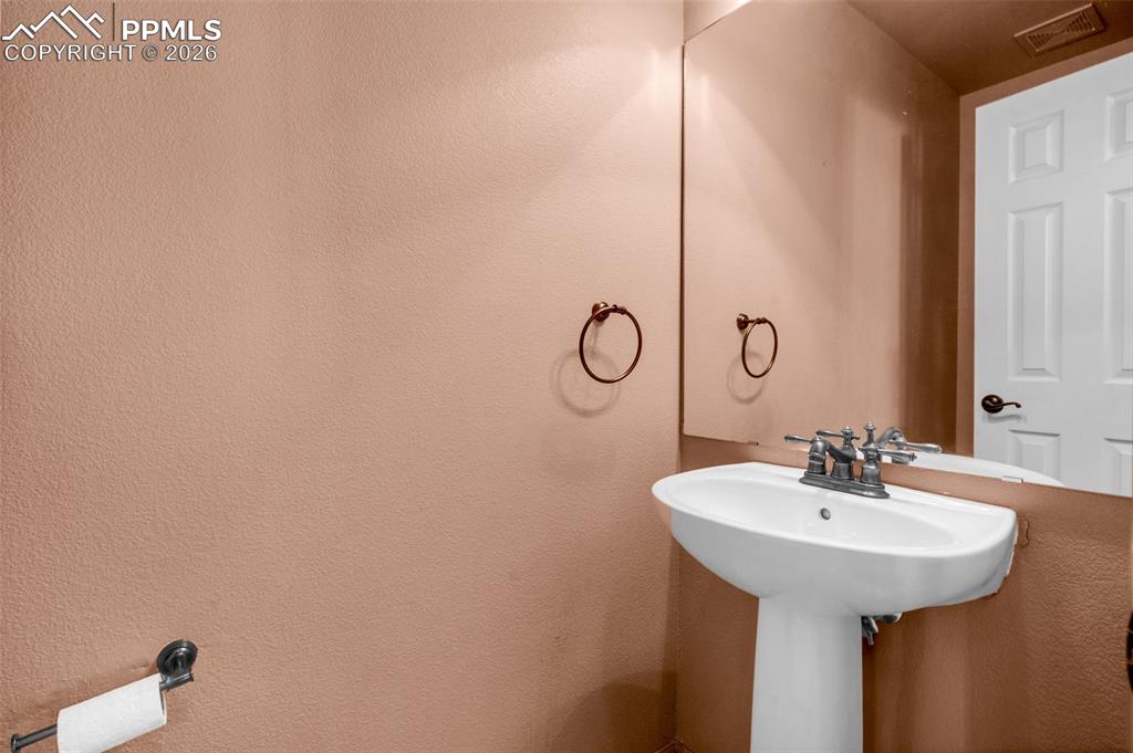 Image 23 of 50: Kitchen