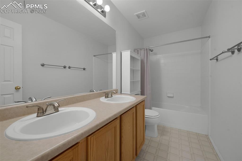 Image 34 of 50: Bathroom