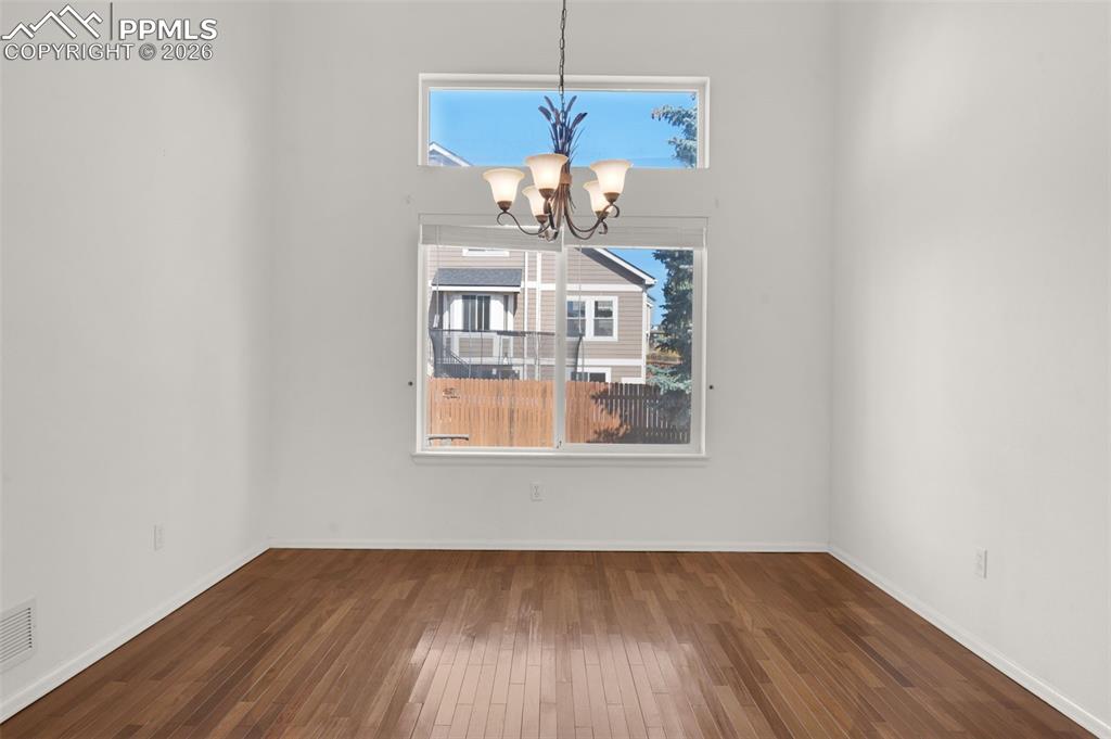 Image 7 of 50: Living Room