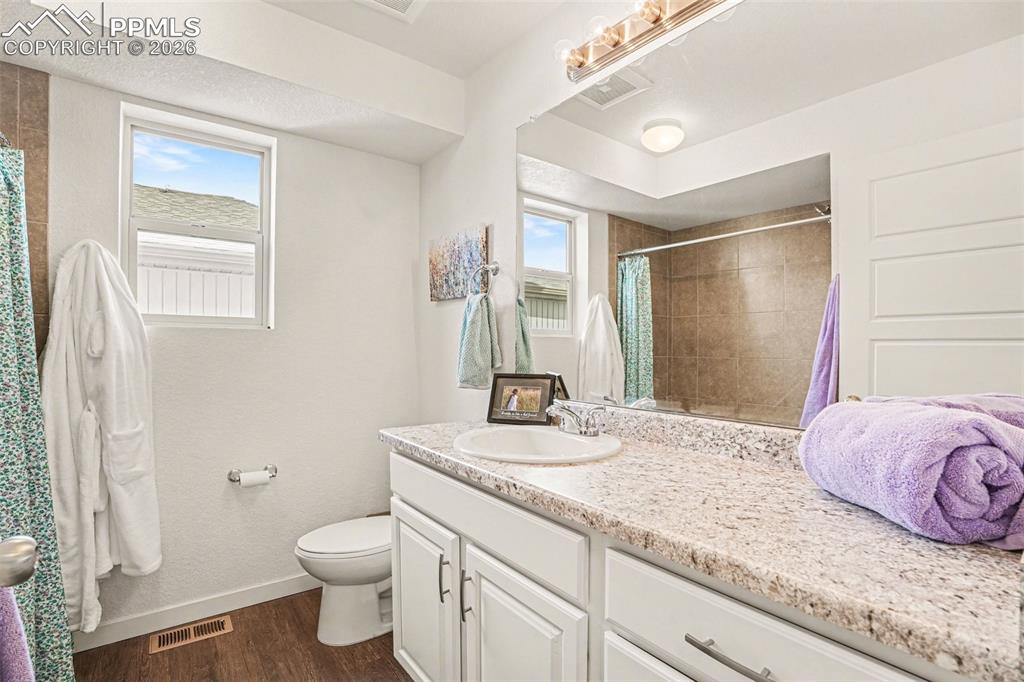 Image 11 of 20: Bathroom