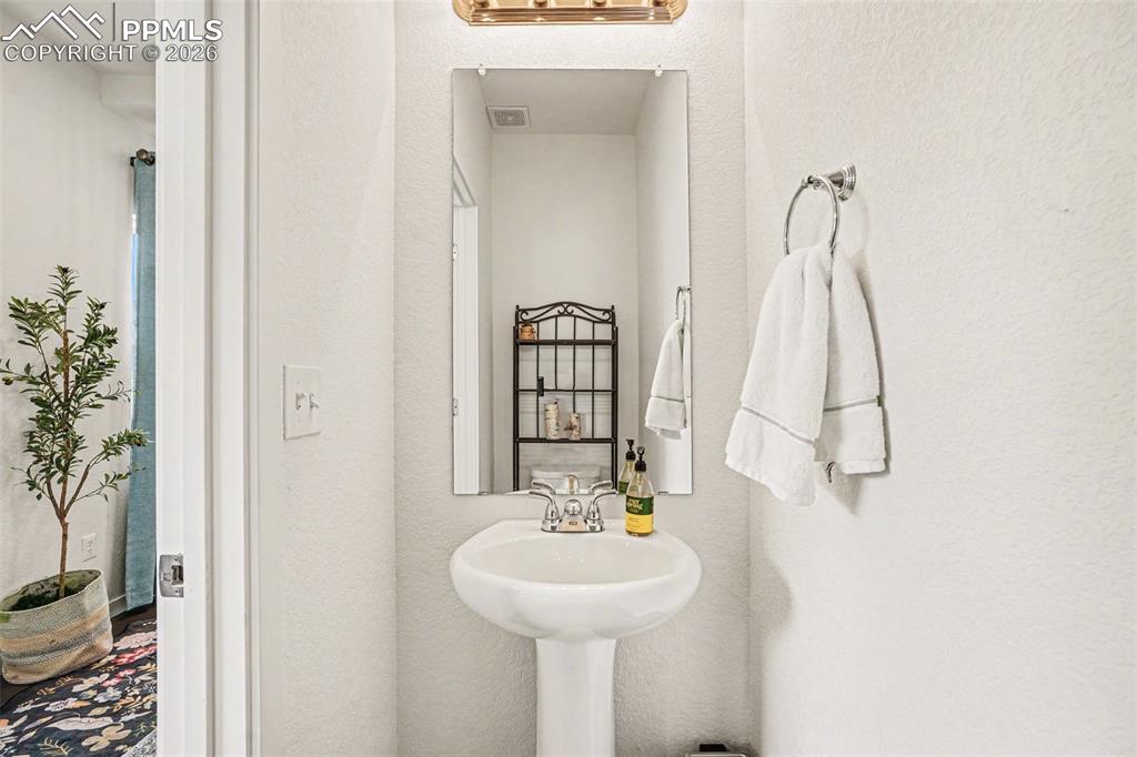 Image 7 of 20: Bathroom